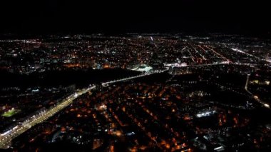 Chisinau 'daki aydınlık şehir caddelerinin ve binaların gece görüşü