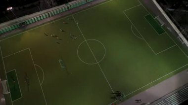 Suni sahada gece futbolu eğitiminin havadan aşağı görüntüsü