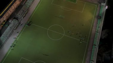 Suni sahada yapılan futbol antrenmanının insansız hava aracı görüntüsü