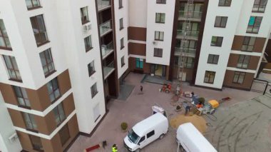 Konut Kompleksindeki İnşaat İşçileri ve Ekipmanları