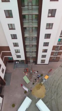 Asansör ve İşçilerle Yüksek Binalı İnşaat