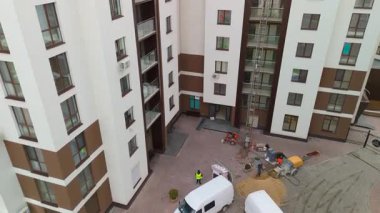 İnşaat İşçileri Konut Avlusunu Tamamlıyor