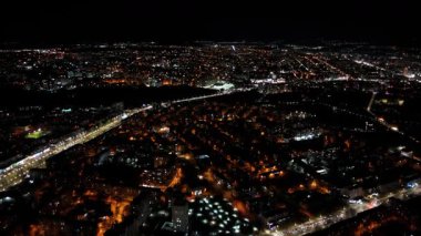 Chisinau 'da aydınlık sokakları ve binaları olan havadan gece manzarası