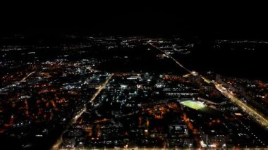 Aydınlatılmış şehir sokaklarının ve binaların gece görüşü