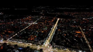 Aydınlatılmış yollar ve binaları olan gece havası