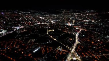 Chisinau 'nun aydınlatılmış park ve şehir ışıklarıyla hava gece görüşü.