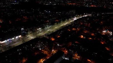 Aydınlatılmış ana yolu olan yerleşim bölgesinin hava gece görüşü