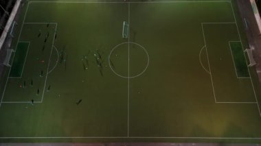 Aydınlanmış Sahada Futbol Eğitiminin Hava Gecesi Görünümü