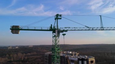 Şehir siluetinin üstündeki yeşil kule vinci