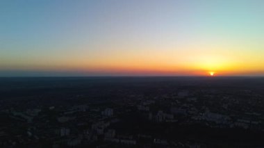 Hava aracı günbatımında şehrin panoramik görüntüsü ufuk çizgisi