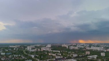 İHA panoramik. Şehrin bulutlu silueti 180 derece.