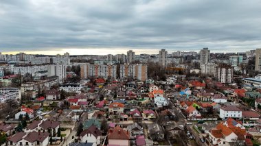 Banliyö evleri ve yüksek apartmanlı havadan şehir manzarası