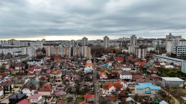İHA yerleşim evleri ve yüksek binaları olan şehir manzarası