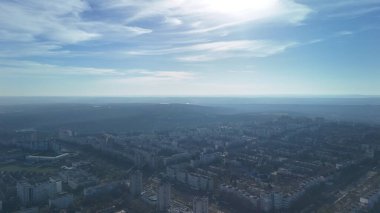 Parlak güneşli gökyüzü altındaki şehrin havadan panoramik görüntüsü