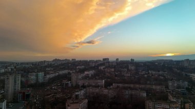 Dramatik renkli gökyüzü altında havadan panoramik şehir görüntüsü