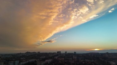 Gün doğumunda renkli gökyüzü ile gökyüzü panoramik şehir manzarası