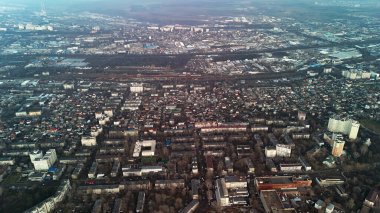 Konut ve sanayi bölgeleri ile şehir manzarasının havadan panoramik görüntüsü