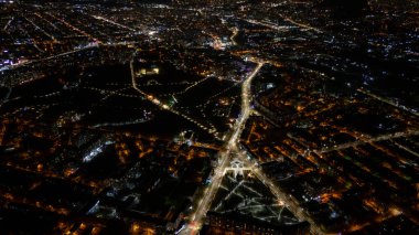 Aydınlatılmış şehir sokaklarının ve parkın gece görüşü