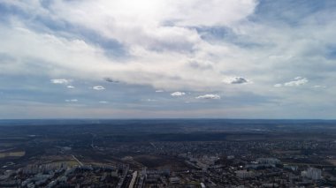 Geniş panoramik şehir manzarası bulutlu gökyüzünün altında
