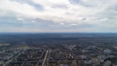 Chisinau 'nun bulutlu gökyüzü altında geniş panoramik şehir manzarası
