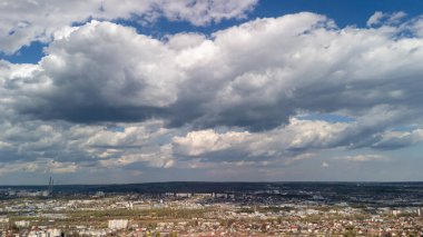 Konut sanayi bölgeleri ile geniş şehir manzarası