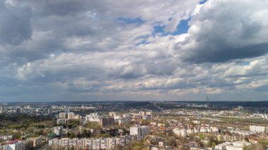 Chisinau 'nun bulutlu gökyüzü altındaki panoramik şehir manzarası