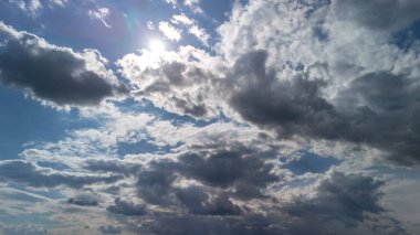 Dramatik bulutlu gökyüzü ve güneş ışınları yarılıyor