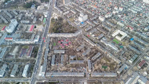 Park ve okul binalarının bulunduğu yerleşim bölgesinin havadan görüntüsü
