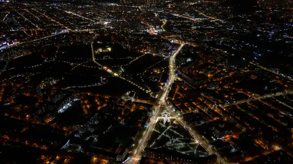 Aydınlatılmış şehir sokaklarının ve parkın gece görüşü