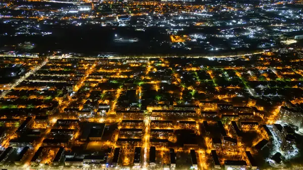 Aydınlatılmış şehir sokaklarının ve binaların gece manzarası