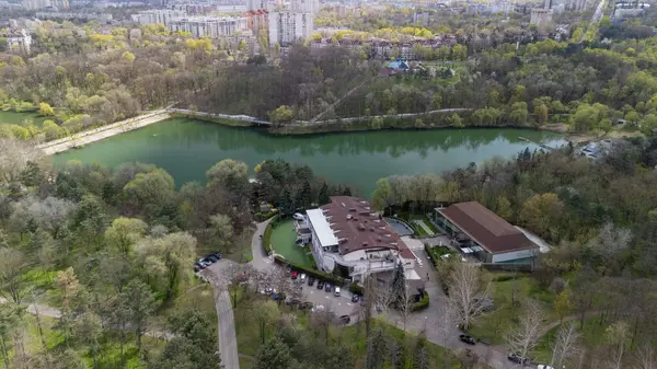 Göl ve binaları olan şehir parkının havadan görünüşü