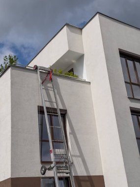 Bağlı asansörle modern bina cephesi