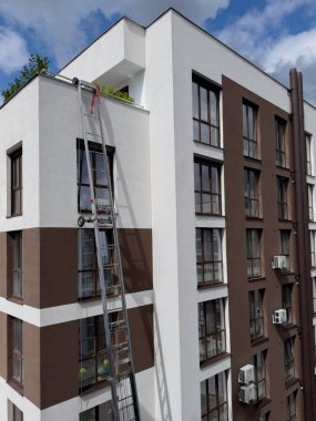 Asansör ile modern bina cephesi