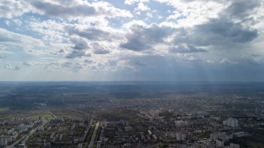 Şehir tepeleri ve dramatik gökyüzü ile geniş hava manzarası