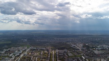 Geniş gökyüzü şehri manzarası. Güneş ışınları ve bulutlar.