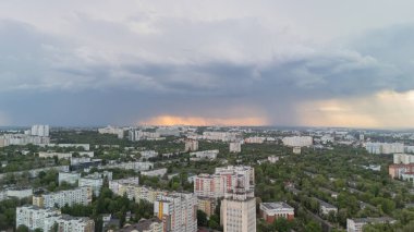 Konut binaları ve kara fırtına bulutlarıyla hava şehri manzarası