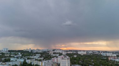 Gün batımında şehrin hava manzarası