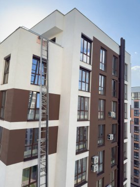 Ek asansörlü modern iskan binası cephesi