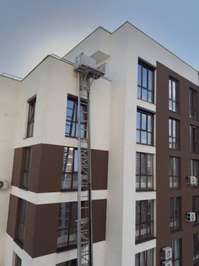 Bina cephesine taşınabilir kaldırma mekanizması eklendi