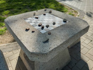 Taş parçalı beton açık hava oyun masası