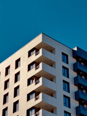 Düşük açılı modern apartman cephesi