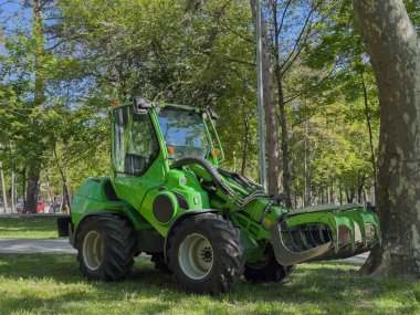 Park yerine park edilmiş yeşil sıkıştırma makinesi