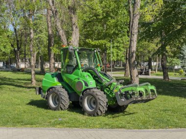 Park yerine park edilmiş yeşil sıkıştırma makinesi