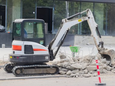 Kentsel inşaat alanında kompakt kazıcı