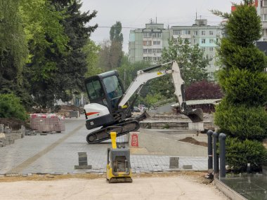 Kentsel alanda makineleri olan bir inşaat alanı