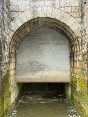 Eski Taş kemer suyu drenaj tüneli girişi