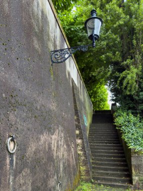 Eski Taş Merdiven Vintage Fenerini Tutuyor