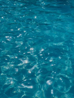 Canlı Turkuaz Su Yüzeyi Güneş Işığı Yansımaları