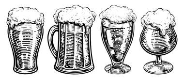 Bira bardakları, beyaz arka planda izole edilmiş kupalar. El yapımı vintage gravür çizimi