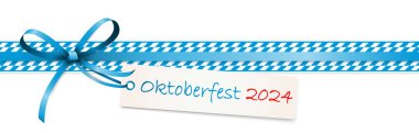 Oktoberfest kurdelesi mavi beyaz kareli desenli ve asma etiketli mavi kurdeleli ve oktoberfest 2024 harfli.